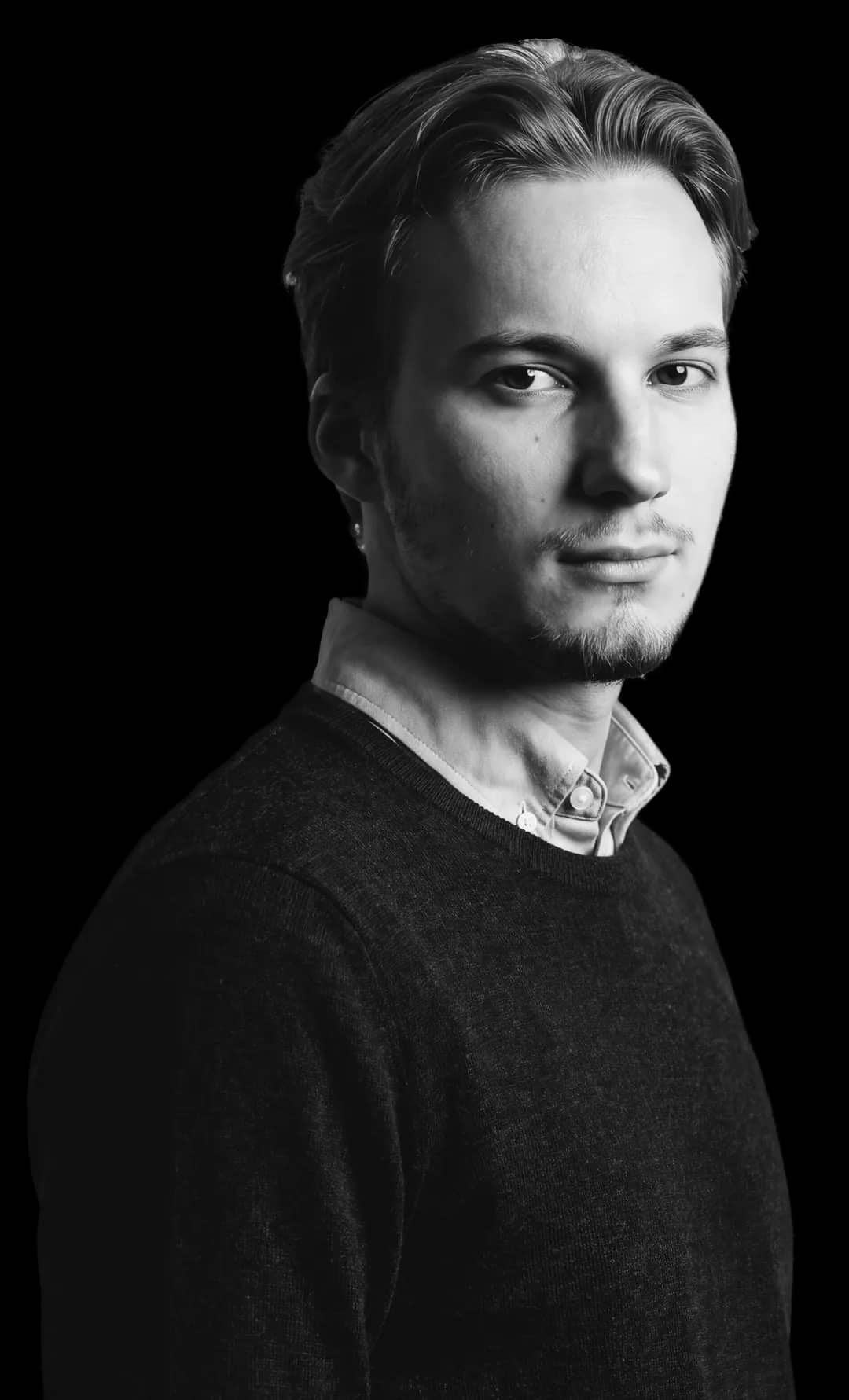 Черно-белый портрет Филиппа Ревякина, специалиста по автоматизации e-commerce, в индустриальном стиле с высоким контрастом.
