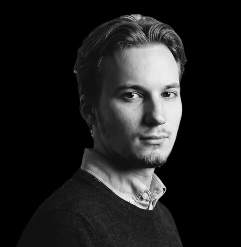 Черно-белый портрет Филиппа Ревякина, специалиста по автоматизации e-commerce